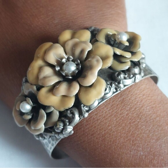 Sweet Romance 3D Enameled Flower Motif on Hammered Silver Tone Cuff Bracelet - Picture 9 of 9
